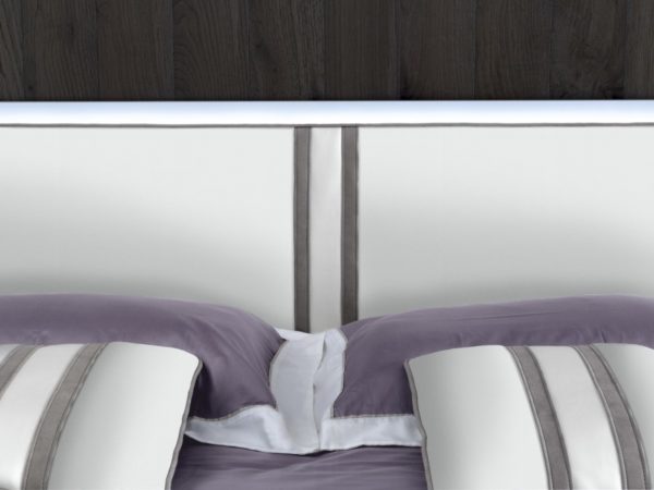 Moderná manželská posteľ s čalúneným čelom