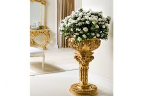 Zlatý dekorovaný stojan na kvety