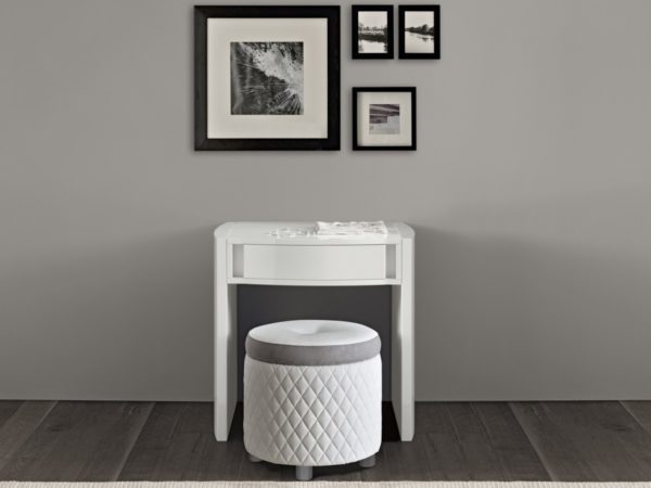Moderný toaletný stolík so zrkadlom a elegantná okrúhla taburetka