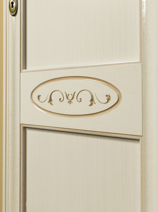 Detail dekorovania dverí rustikálnej šatníkovej skrine