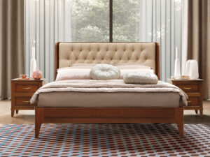 Rustikálna spálňa s čalúnenou posteľou