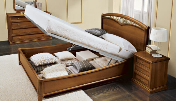 manželská posteľ v klasickom dizajne s úložným priestorom