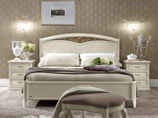 Rustikálna posteľ v bledej farbe