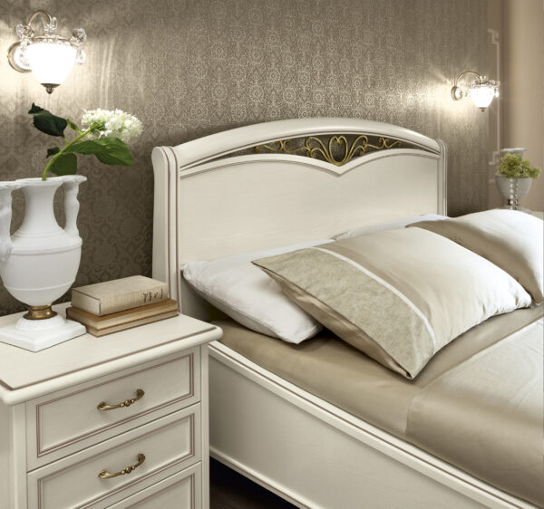 Rustikálna posteľ v bledej farbe