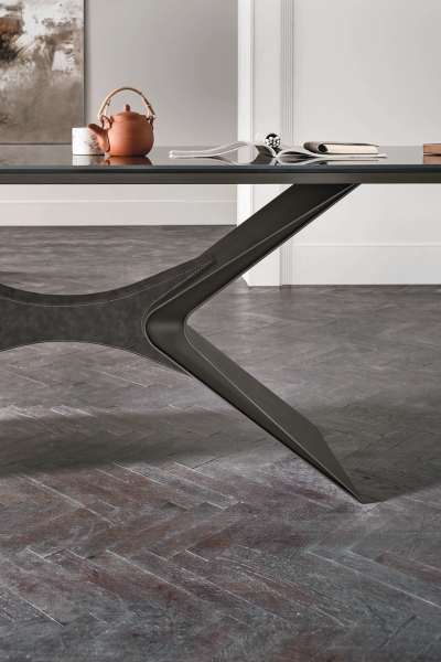 Jedálenský stôl SAIL - kovová podnož ANTRACITE 160 s umelou kožou 107 a keramická doska NERO GRECO LUCIDO 043