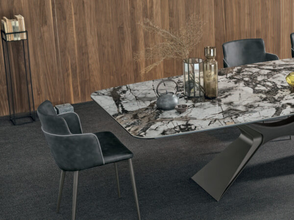 Jedálenský stôl SAIL - kovová podnož ANTRACITE 160 s umelou kožou 107 a keramickou doskou URBAN MARBLE 034
