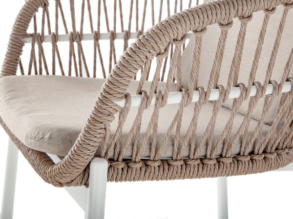 Detail výpletu exteriérového nábytku ELBA vo farbe WHITE/NATURAL ROUND WICKER/CHAMPAGNE OLEFIN