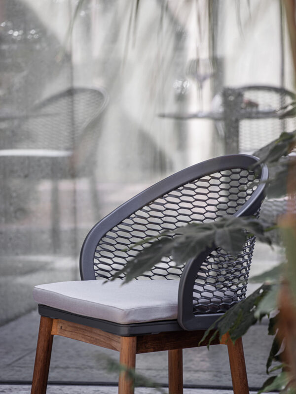 Exteriérová záhradná stolička CYRANO v antracitovej farbe