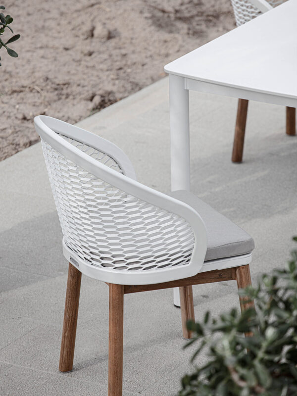 Exteriérová záhradná stolička CYRANO v bielej farbe