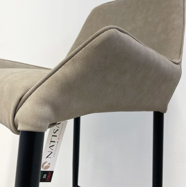 Dizajnová jedálenská stolička MELODY. Štandardná výška operadla.
