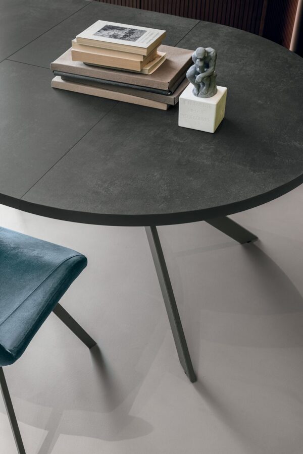 Moderný jedálenský stôl OLIMPO s rozťahovaním EASY BOOK SYSTEM. Podnož: METALLO ANTRACITE 160. Horná doska: MATERICO CEMENTO SCURO 112.