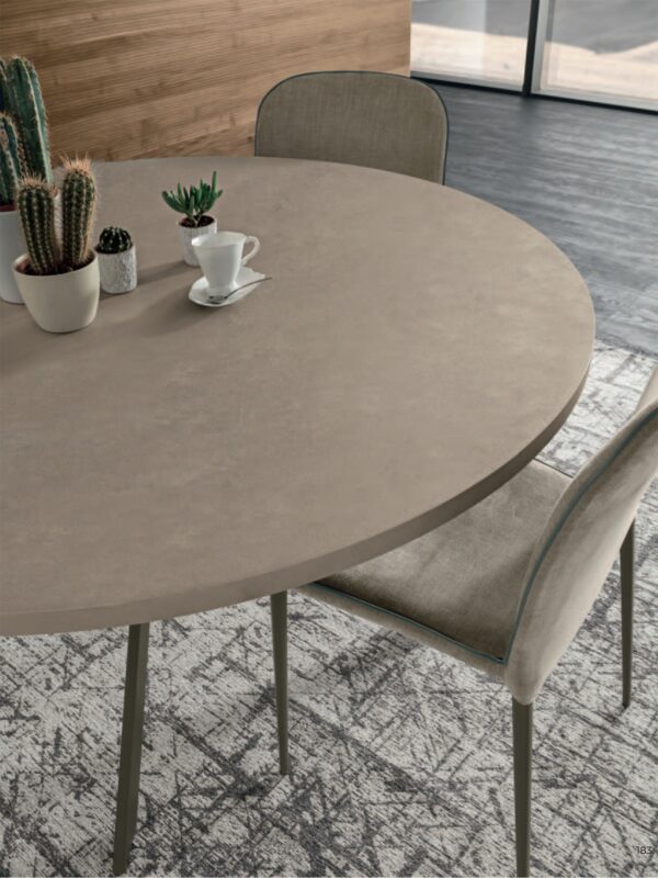 Moderný jedálenský stôl OLIMPO s rozťahovaním EASY BOOK SYSTEM. Podnož: METALLO FANGO 161. Horná doska: keramika FOKOS TERRA 032.