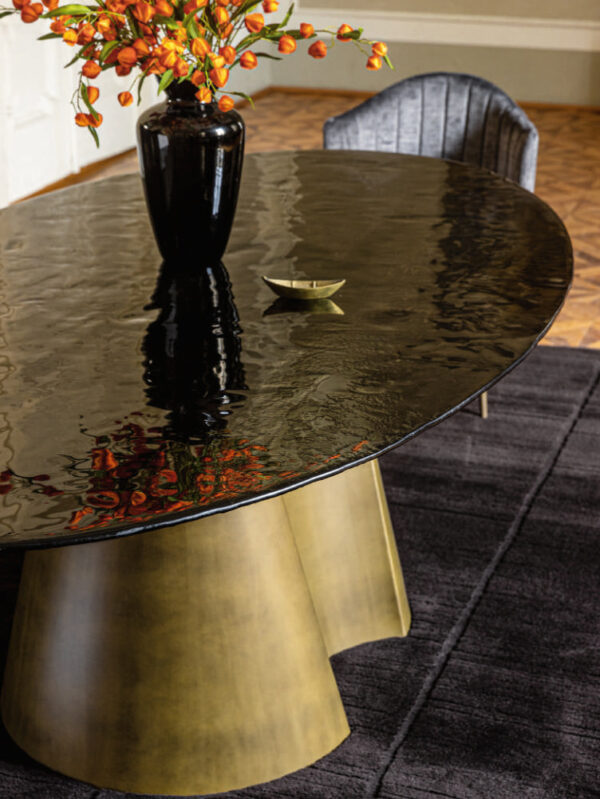 Dizajnový jedálenský stôl THOR. Horná doska v dizajne taveného dymového skla a noha vo farbe brúseného bronzu.