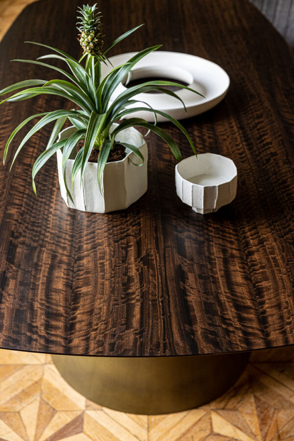 Dizajnový jedálenský stôl THOR. Horná doska v drevenom eukalyptovom prevedení a noha vo farbe brúseného bronzu.