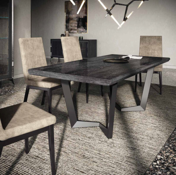 Jedálenský stôl NET s drevenou hornou doskou a čalúnené stoličky FLUTE STRIPE z kolekcie KRYSTAL