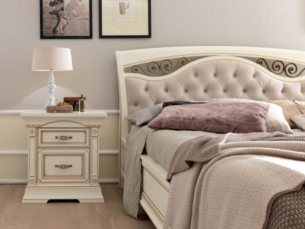 Luxusná posteľ PALAZZO DUCALE AVORIO s čalúneným čelom a kovovými dekoráciami