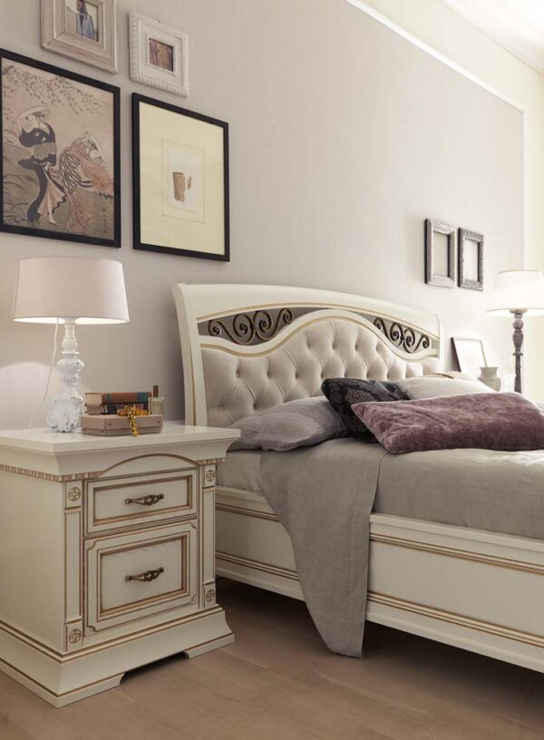 Luxusná posteľ PALAZZO DUCALE AVORIO s čalúneným čelom a kovovými dekoráciami