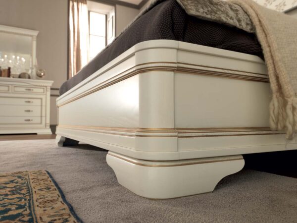 Detail postele PALAZZO DUCALE AVORIO s nízkym odpočívadlom pre nohy