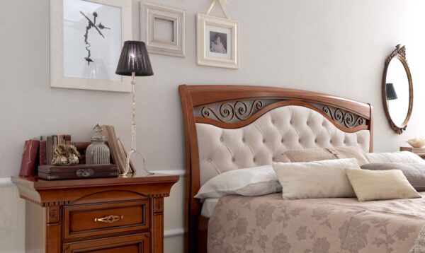 Luxusná posteľ PALAZZO DUCALE CILIEGIO s čalúneným čelom a kovovými dekoráciami
