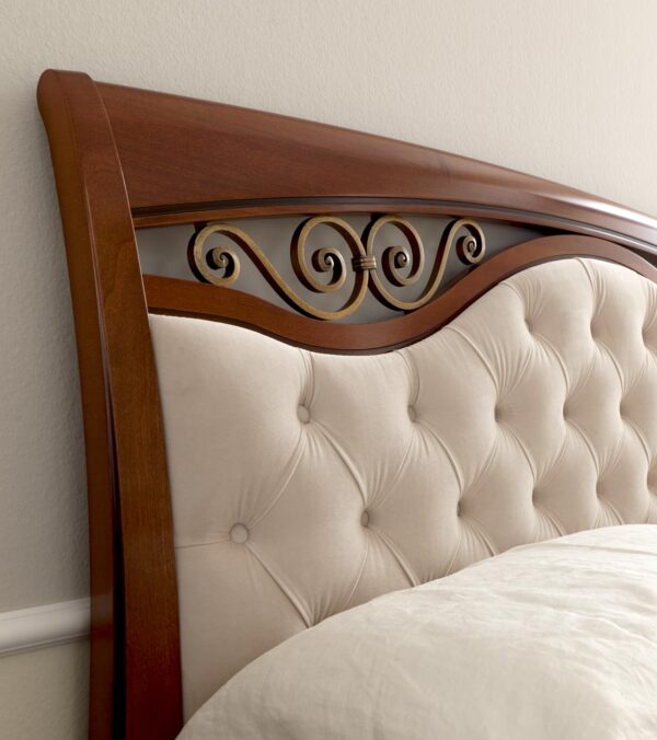 Luxusná posteľ PALAZZO DUCALE CILIEGIO s čalúneným čelom a kovovými dekoráciami
