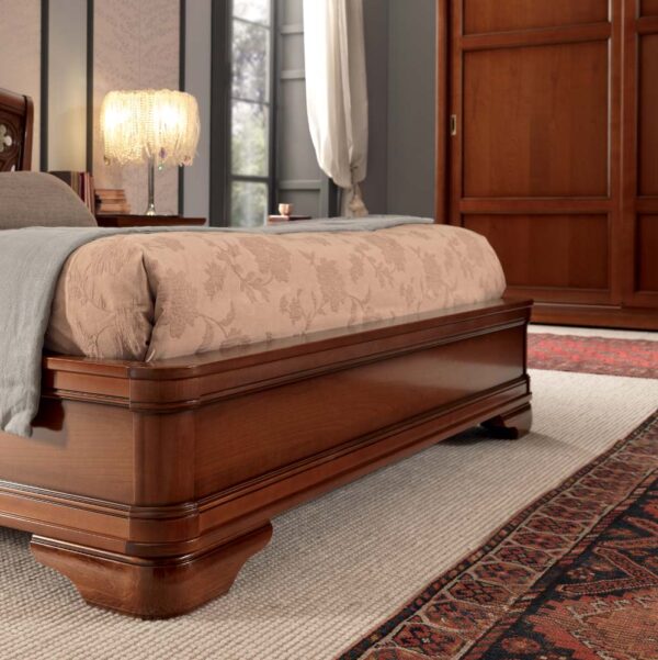 Detail postele PALAZZO DUCALE CILIEGIO s nízkym odpočívadlom pre nohy