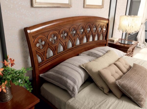 Detail postele PALAZZO DUCALE CILIEGIO s perforovaným dreveným čelom