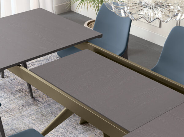 Luxusná klasická jedáleň MILANO. Jedálenský stôl s rozťahovaním š. 180/270 cm, vo farbe PM1B s champagne podnožou.