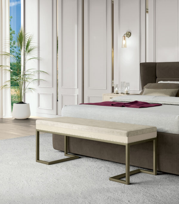 Lavička pred posteľ MILANO vo farbe PM3B, v látke DISK02 s champagne podnožou.