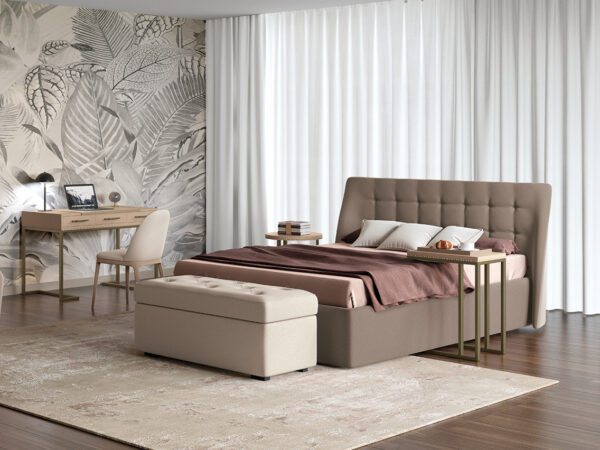 Luxusná klasická spálňa MILANO. Posteľ v látke CONNY603, lavička pred posteľ s úložným priestorom v látke CONNY400.