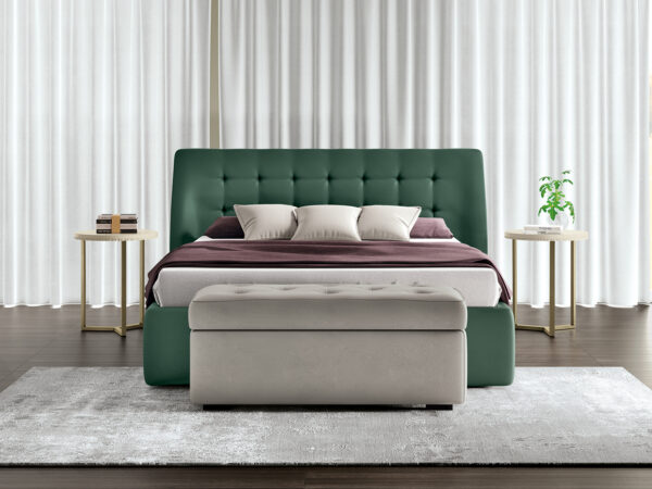 Luxusná klasická spálňa MILANO. Posteľ v látke MOND017, lavička pred posteľ s úložným priestorom v látke MOND013.