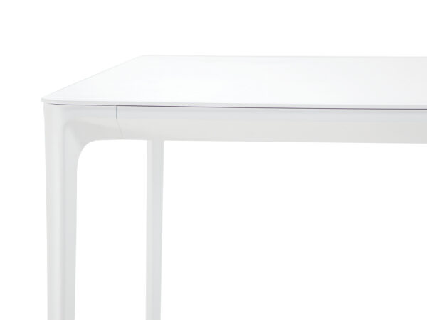 Exteriérový jedálenský stôl BAHAMAS s hornou doskou z hliníku v bielom prevedení.