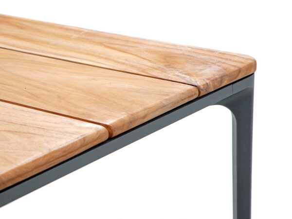Exteriérový jedálenský stôl BAHAMAS v antracitovom prevedení s hornou doskou z teakového dreva.